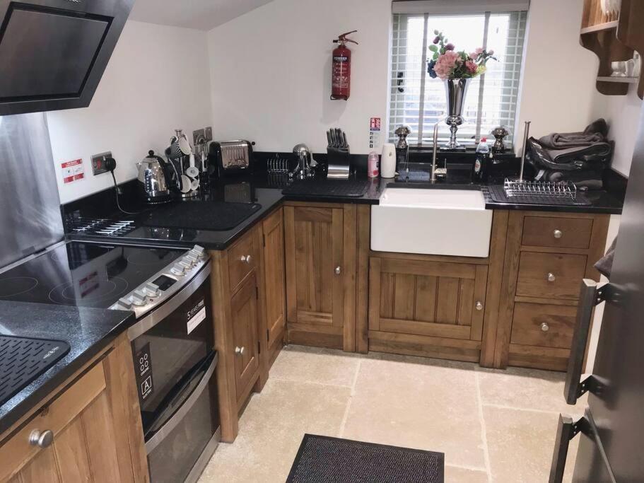 Chic 2 Bed Peak District Cottage Barn Near Alton Towers, Polar Bears, Chatsworth House Leek Dış mekan fotoğraf